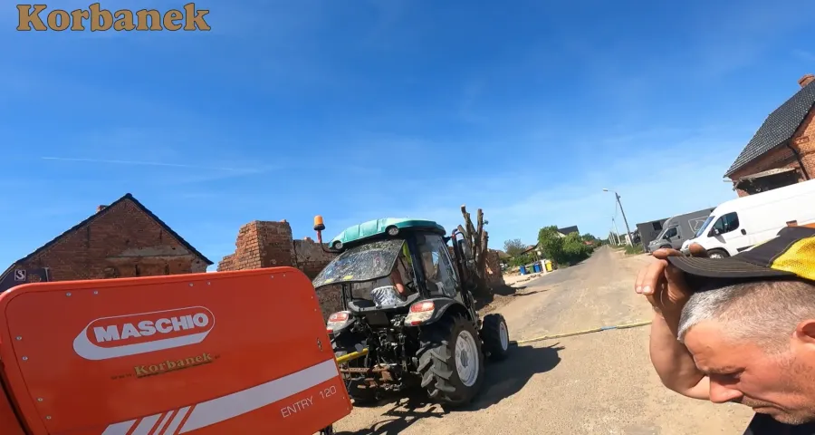 Klient i jego nowy nabytek prasa Maschio Entry 120