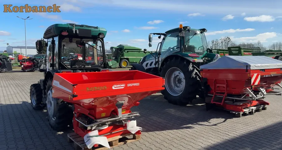 Rozsiewacze PRIMO od Maschio Gaspardo stojące na placu firmy Korbanek