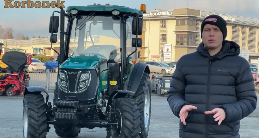 Jakie zmiany w ciągniku Aupax 3075 w porównaniu do jego poprzedniak Arbosa 3075? Nasz specjalista ds ciągników Przemek omawia ciagnik Aupax 3075