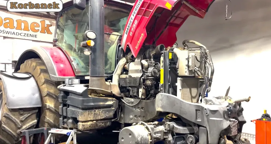 Serwis ciągnika Massey Ferguson Ciągnik Massey Ferguson na serwisie