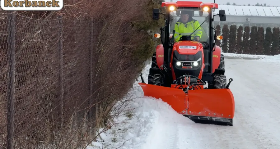 Ciągnik Aupax M404 podczas prac zimowych