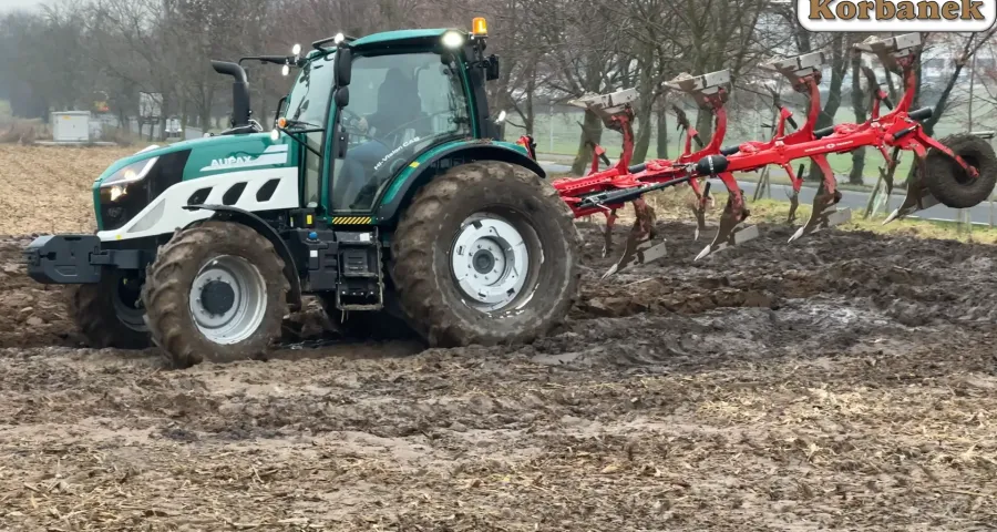 Orka po kukurydzy Orka po kukurydzy ciągnikiem Aupax 5140