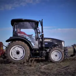 Niezawodny Ciągnik Arbos 3055 Black Limited w trakcie pracy na polu podczaas arki