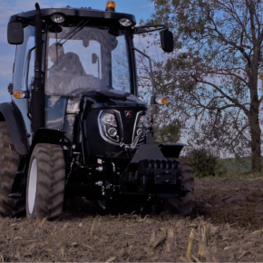 Niezawodny ciągnik Arbos 3055 Black Beauty w trakcie prac polowych 