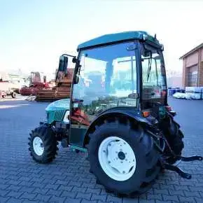 Wąski ciągnik arbos 3050 zmieści się w każdym sadzie