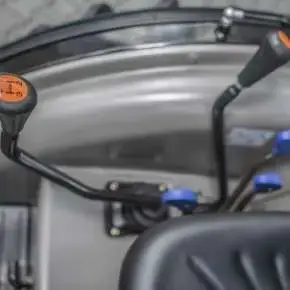 Poręczne rozmieszczenie wajch w traktorze Arbos 2035