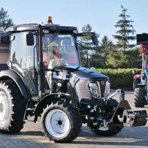 Przedni TUZ w uniwersalnym ciągniku Arbos 3055 o mocy 50 koni mechanicznych
