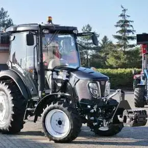 Przedni TUZ w uniwersalnym ciągniku Arbos 3055 o mocy 50 koni mechanicznych