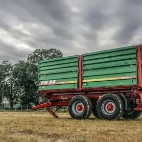 Zdjęcie przedstawiające przyczepę tandemowa TB z firmy Metaltech, sprzedawana przez firmę Korbanek.