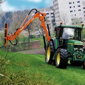 Kosiarka bijakowa Camel firmy Samasz z piłą tarczową obcina zwisające gałęzie. zawieszona jest na zielonym ciągniku John Deere