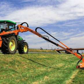 Camel 900 kosiarka bijakowa do skarp i rowów firmy Samasz zawieszona na ciagniku John Deere podczas koszenia pobocza na autostradzie