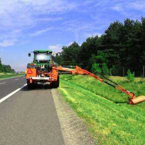Pomarańczowa kosiarka bijakowa do skarp i rowów firmy Samasz model Camel 900 kosi pobocze drogi oraz rów