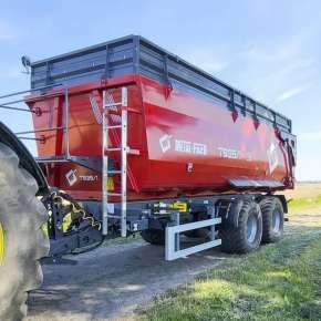 Czerwona wywrotka skorupowa o ładowności 18-ton firmy Metal-Fach model T935/1 z firmy Korbanek