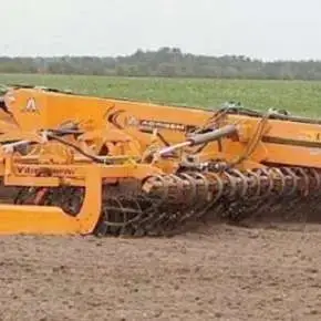 Agrisem Vibrogerm na polu z prawej