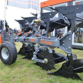 Widok z boku lekkiego pługa obrotowego FEN 3+1 firmy MANDAM na targach AGRO-SHOW Bednary