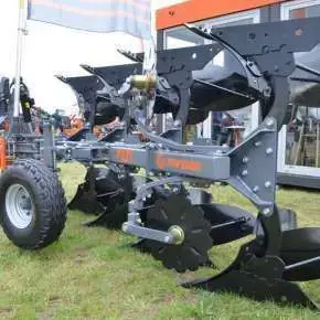 Widok z boku lekkiego pługa obrotowego FEN 3+1 firmy MANDAM na targach AGRO-SHOW Bednary