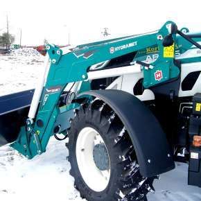 Widok z boku zielonego ładowacza rolniczego Xtreme1 HYDRAMET zamontowanego na zielonym traktorze ARBOS www.korbanek.pl