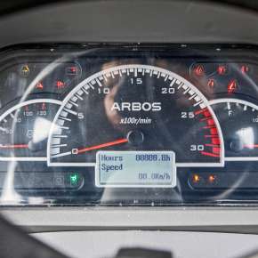 Ciągnik rolniczy Arbos 3055 Stage V widok na wyświetlacz