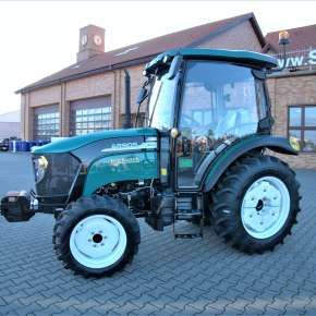 Lewa strona ciągnika Arbos 3055 z komfortową kabiną