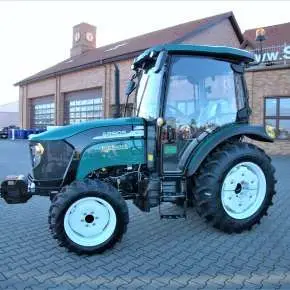 Lewa strona ciągnika Arbos 3055 z komfortową kabiną