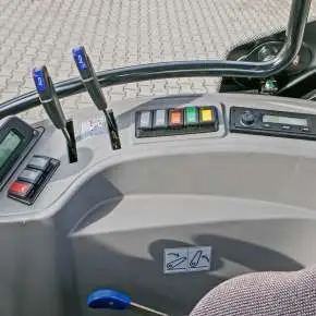 Ciągnik rolniczy Arbos 3065 Stage V widok na panel sterowania