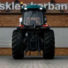 Ciągnik rolniczy Arbos 4100 Stage V widok na tylne oświetlenie