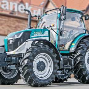 Ciągnik rolniczy Arbos 5130 Advanced Stage V Gen 2 widok na przód z lewej strony