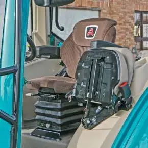 Ciągnik rolniczy Arbos 5130 Advanced Stage V Gen 2 widok na siedzenia operatora oraz pasażera