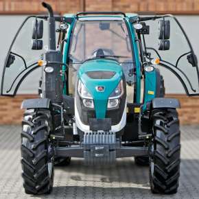 Ciągnik rolniczy Arbos 5130 Advanced Stage V Gen 2 widok na otwarte drzwi