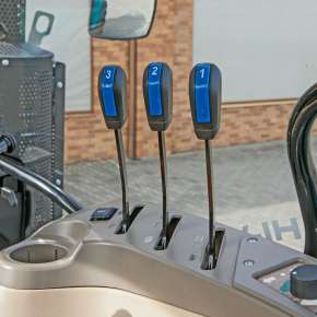 Ciągnik rolniczy Arbos 5130 Advanced Stage V Gen 2 widok na dźwignie sterowania układem hydraulicznym