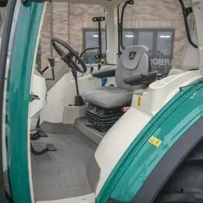 Przestronna kabina ciągnika Arbos 5000 global