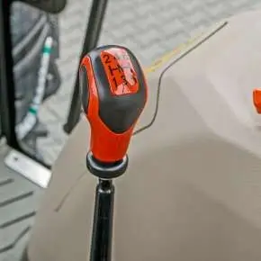 Ciągnik rolniczy Arbos 4090 Stage V widok na dźwignię zmiany biegów oraz gaz ręczny