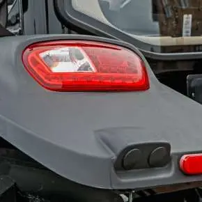 Ciągnik rolniczy Arbos 4090 Stage V widok na oświetlenie
