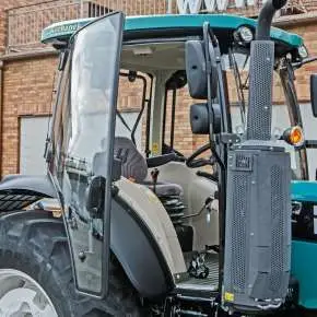 Ciągnik rolniczy Arbos 4090 Stage V widok na otwarte drzwi