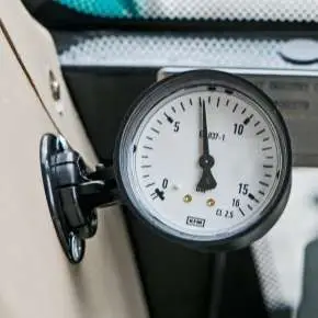 Ciągnik rolniczy Arbos 4110 Stage V widok na barometr układu pneumatycznego