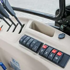 Ciągnik rolniczy Arbos 4110 Stage V widok na panel sterowania