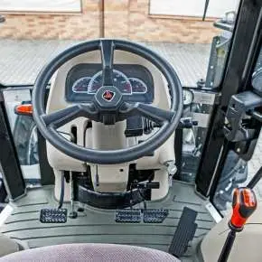 Ciągnik rolniczy Arbos 4110 Stage V widok na kierownicę
