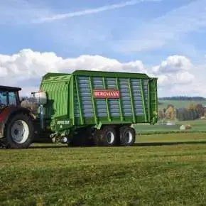 Przyczepa Bergmanna Repex na polu