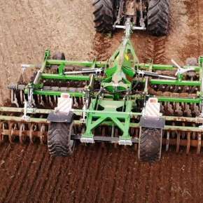 Brona talerzowa Tolmet Megatron 600 UT w pracy