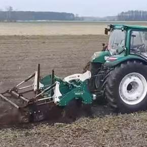 Ciągnik z pługiem dłutowym