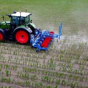 Ciągnik FENDT z pielnikiem CARRE ECONET SGI