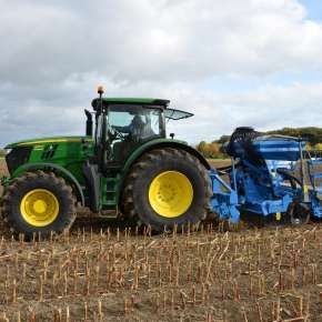 Rabe Turboseed z ciągnikiem rolniczym John Deere