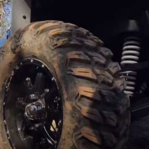 Corvus Adventurer T900 z mocnymi kołami i amortyzatorem