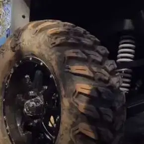 Corvus Adventurer T900 z mocnymi kołami i amortyzatorem