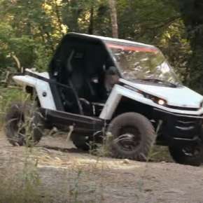 Maszyny terenowa Corvus Adventurer T900 w lesie