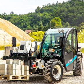 Ładowarka Faresin small 6.26 full electric z towarem na widłach do palet
