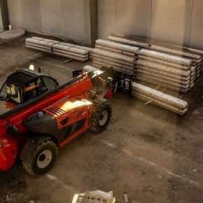 Ładowarka Faresin Big 14.42 w hali