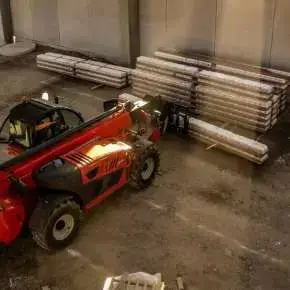 Ładowarka Faresin Big 14.42 w hali
