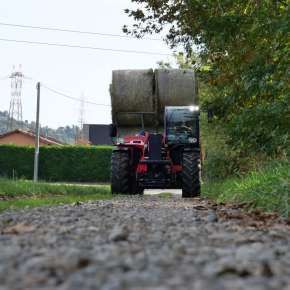 Ładowarka Faresin 7.35 podczas transportu bel sianokiszonki