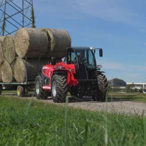 Ładowarka Faresin 7.35 podczas transportu bel sianokiszonki wraz z przyczepą
